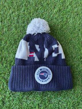 New Era 2020 NFL Sideline New England Patriots Official Sport Pom Cuffed Knit Be